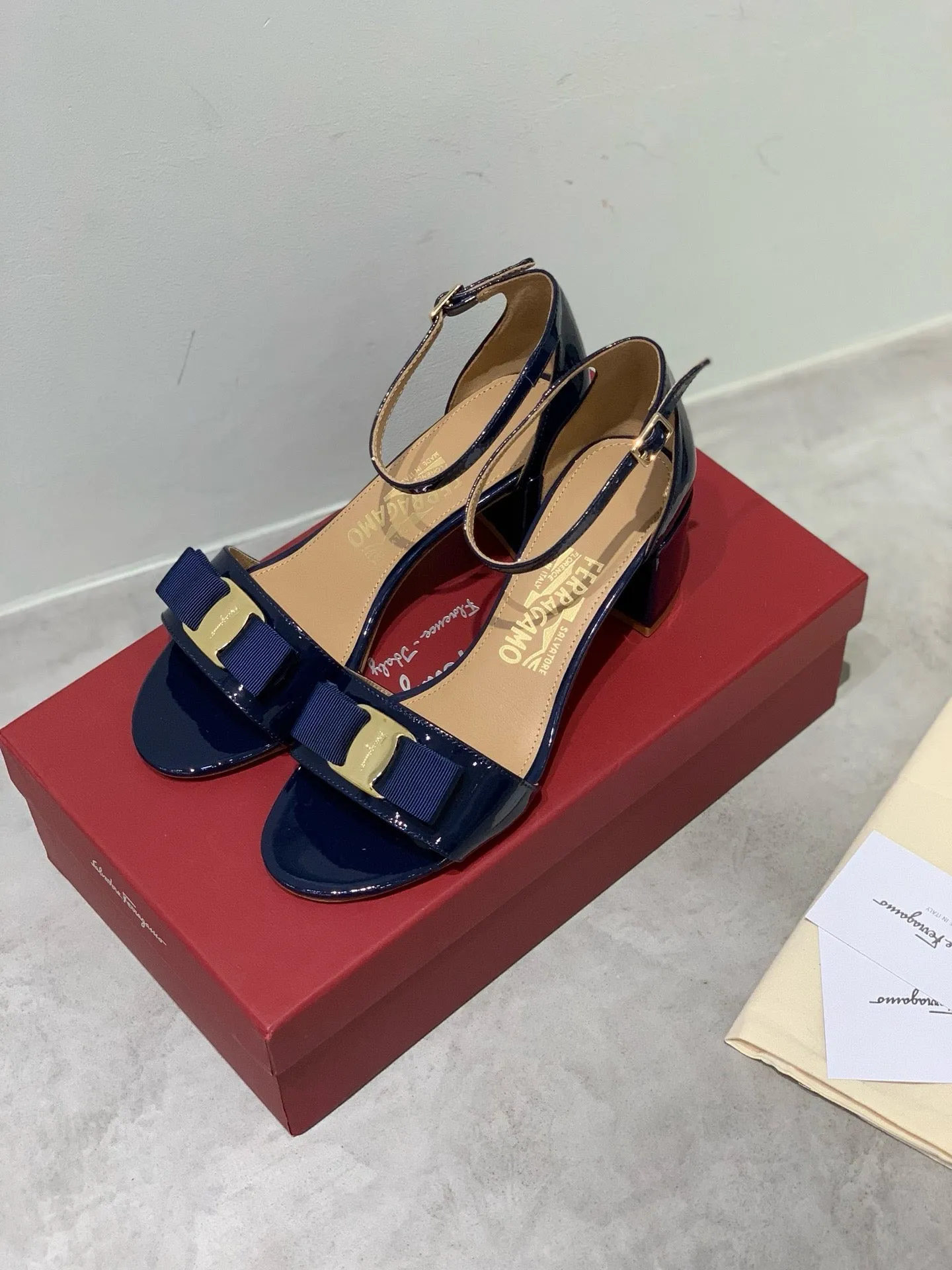 SE1382 Ferragamo Sandals / Size5-11
