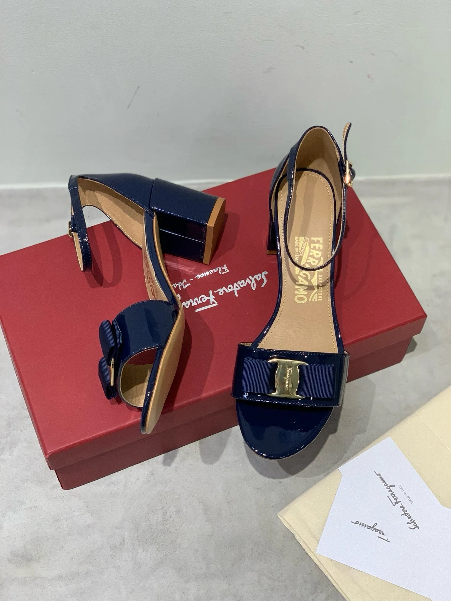 SE1382 Ferragamo Sandals / Size5-11