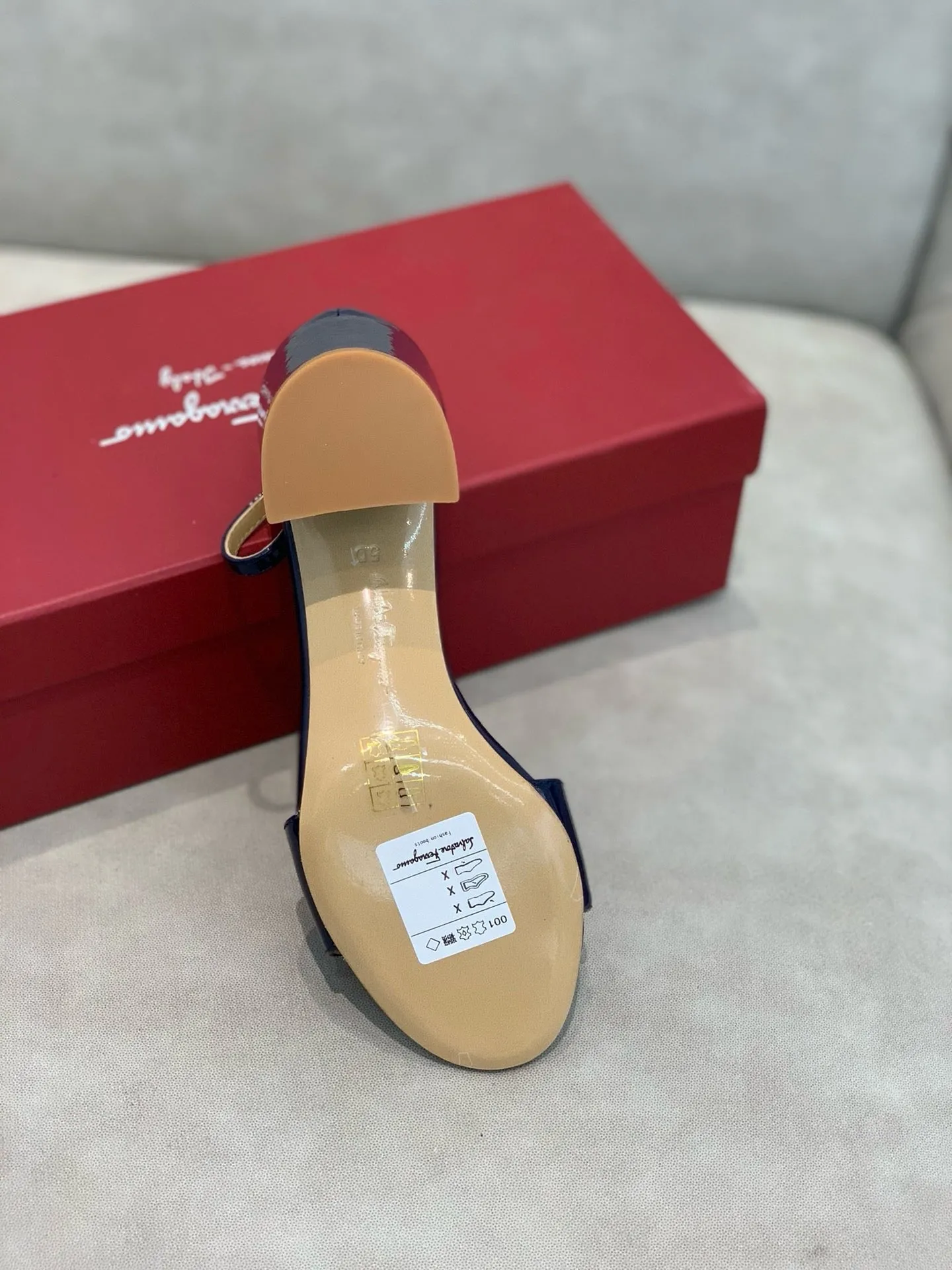 SE1382 Ferragamo Sandals / Size5-11